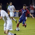 Jorge Alvarez with the ball among opponents