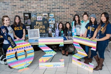 Phi Sigma Sigma sorority members