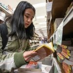 Transfer student Cathy Ouyang (EDU '22) looks for books for her History 101 class for spring semester at the bookstore on her first day at UIC Monday, Jan. 13, 2020.