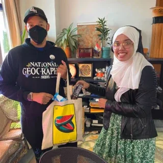 The UIC School of Public Health hosted a sweet Treat Trek for students for Halloween. (Photo: UIC School of Public Health) Two people put candy in a cloth bag.
